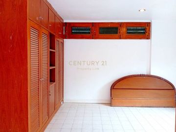 For rent, 2 detached houses within the same fence, on an area of ​​330 sq m., Panya Pattanakarn Village/48-HH-67014