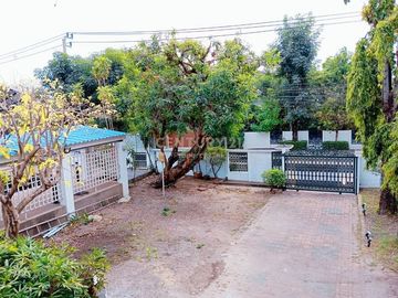 For rent, 2 detached houses within the same fence, on an area of ​​330 sq m., Panya Pattanakarn Village/48-HH-67014