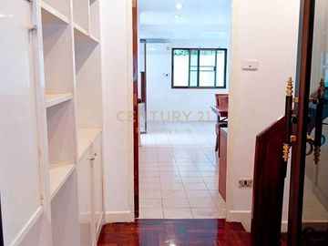 For rent, 2 detached houses within the same fence, on an area of ​​330 sq m., Panya Pattanakarn Village/48-HH-67014