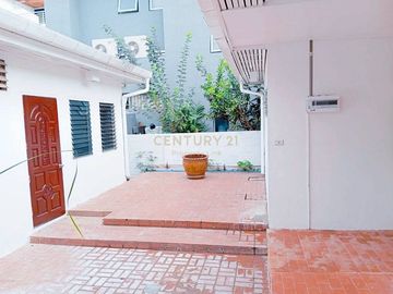 For rent, 2 detached houses within the same fence, on an area of ​​330 sq m., Panya Pattanakarn Village/48-HH-67014