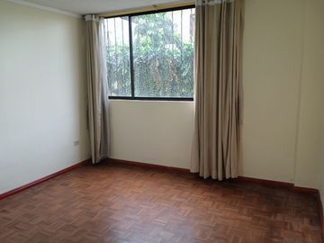 OPORTUNIDAD Urbanización privada El Condado venta amplio y confortable departamento de 230 m2. 3 dormitorios, en planta baja.