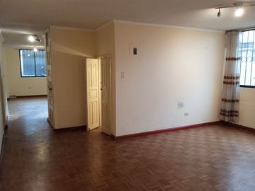 OPORTUNIDAD Urbanización privada El Condado venta amplio y confortable departamento de 230 m2. 3 dormitorios, en planta baja.