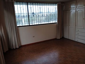 OPORTUNIDAD Urbanización privada El Condado venta amplio y confortable departamento de 230 m2. 3 dormitorios, en planta baja.