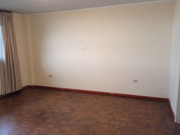 OPORTUNIDAD Urbanización privada El Condado venta amplio y confortable departamento de 230 m2. 3 dormitorios, en planta baja.