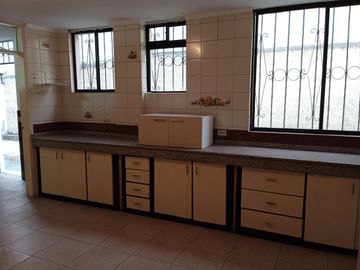 OPORTUNIDAD Urbanización privada El Condado venta amplio y confortable departamento de 230 m2. 3 dormitorios, en planta baja.