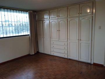OPORTUNIDAD Urbanización privada El Condado venta amplio y confortable departamento de 230 m2. 3 dormitorios, en planta baja.