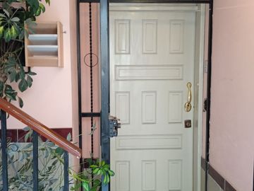 OPORTUNIDAD Urbanización privada El Condado venta amplio y confortable departamento de 230 m2. 3 dormitorios, en planta baja.