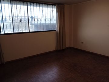 OPORTUNIDAD Urbanización privada El Condado venta amplio y confortable departamento de 230 m2. 3 dormitorios, en planta baja.