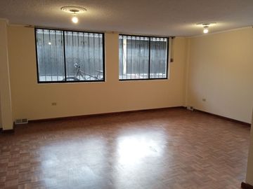OPORTUNIDAD Urbanización privada El Condado venta amplio y confortable departamento de 230 m2. 3 dormitorios, en planta baja.