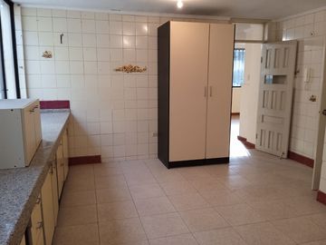 OPORTUNIDAD Urbanización privada El Condado venta amplio y confortable departamento de 230 m2. 3 dormitorios, en planta baja.