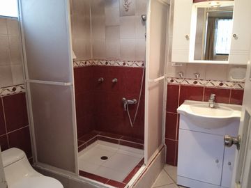 OPORTUNIDAD Urbanización privada El Condado venta amplio y confortable departamento de 230 m2. 3 dormitorios, en planta baja.