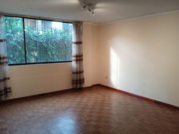 OPORTUNIDAD Urbanización privada El Condado venta amplio y confortable departamento de 230 m2. 3 dormitorios, en planta baja.
