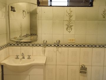 OPORTUNIDAD Urbanización privada El Condado venta amplio y confortable departamento de 230 m2. 3 dormitorios, en planta baja.