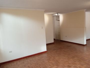 OPORTUNIDAD Urbanización privada El Condado venta amplio y confortable departamento de 230 m2. 3 dormitorios, en planta baja.