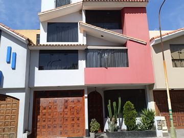 ¡OCASIÓN! VENTA DE CASA EN BUSTAMANTE - AREQUIPA