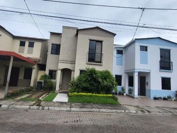 CASA DE VENTA,  URB.VERANDA, AV.NARCISA DE JESUS, NORTE DE GUAYAQUIL