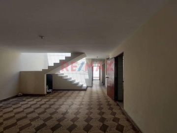 Casa En Venta Cerca A Av. Bertello. Parametros 5 Pisos