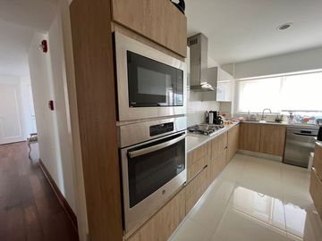 HERMOSO DEPARTAMENTO DE LUJO EN EDIFICIO MODERNO CON VISTA AL MAR