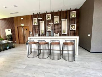 HERMOSO DEPARTAMENTO DE LUJO EN EDIFICIO MODERNO CON VISTA AL MAR