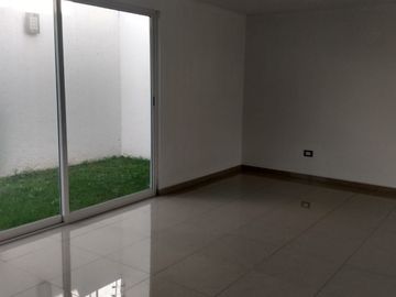 Casa amplia con jardín en venta en Morillotla, Puebla, cerca UDLAP, UVM, salida a Atlixco