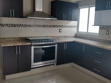 Casa amplia con jardín en venta en Morillotla, Puebla, cerca UDLAP, UVM, salida a Atlixco