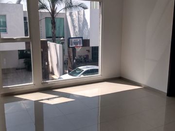 Casa amplia con jardín en venta en Morillotla, Puebla, cerca UDLAP, UVM, salida a Atlixco