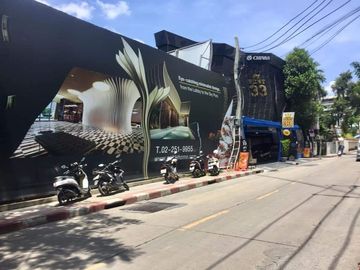 Land and buildings for sale in Sukhumvit Soi 33 (Red Udom)