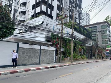 Land and buildings for sale in Sukhumvit Soi 33 (Red Udom)