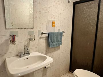 VENTA DE CASA EN ESQUINA CON 5 HABITACIONES