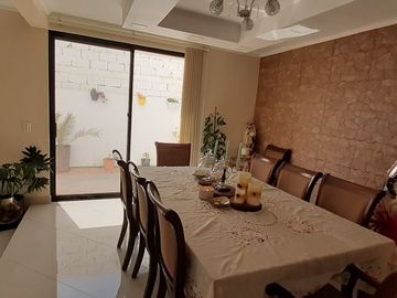 Vendo hermosa Casa Jardines del Sur
