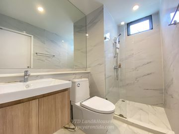 Semi-detached house for sale, Detached house style, corner house, quiet, private, no traffic coming in and out, very new condition, COMO Bianca Bangna