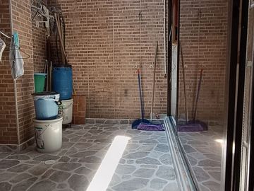 EDIFICIO DE 4 PISOS, 3 Locales, 5 Apartamentos, Villa del Sur, Lote 240M2, Construida 784M2