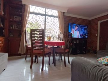EDIFICIO DE 4 PISOS, 3 Locales, 5 Apartamentos, Villa del Sur, Lote 240M2, Construida 784M2