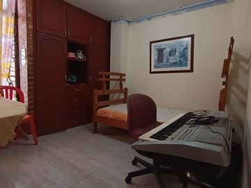 EDIFICIO DE 4 PISOS, 3 Locales, 5 Apartamentos, Villa del Sur, Lote 240M2, Construida 784M2