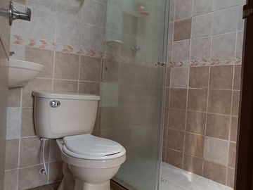 EDIFICIO DE 4 PISOS, 3 Locales, 5 Apartamentos, Villa del Sur, Lote 240M2, Construida 784M2