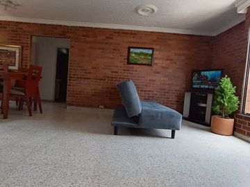 EDIFICIO DE 4 PISOS, 3 Locales, 5 Apartamentos, Villa del Sur, Lote 240M2, Construida 784M2