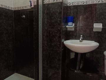 EDIFICIO DE 4 PISOS, 3 Locales, 5 Apartamentos, Villa del Sur, Lote 240M2, Construida 784M2