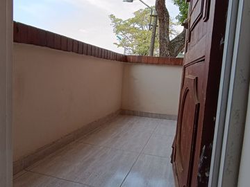 EDIFICIO DE 4 PISOS, 3 Locales, 5 Apartamentos, Villa del Sur, Lote 240M2, Construida 784M2