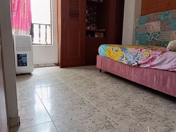 EDIFICIO DE 4 PISOS, 3 Locales, 5 Apartamentos, Villa del Sur, Lote 240M2, Construida 784M2
