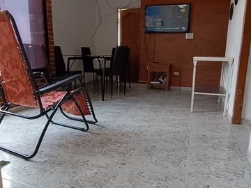 EDIFICIO DE 4 PISOS, 3 Locales, 5 Apartamentos, Villa del Sur, Lote 240M2, Construida 784M2