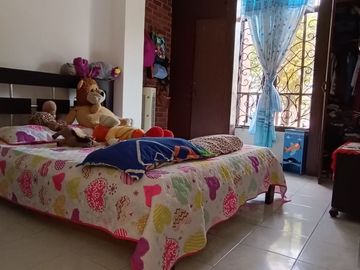 EDIFICIO DE 4 PISOS, 3 Locales, 5 Apartamentos, Villa del Sur, Lote 240M2, Construida 784M2