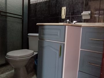 EDIFICIO DE 4 PISOS, 3 Locales, 5 Apartamentos, Villa del Sur, Lote 240M2, Construida 784M2