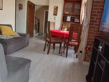 EDIFICIO DE 4 PISOS, 3 Locales, 5 Apartamentos, Villa del Sur, Lote 240M2, Construida 784M2
