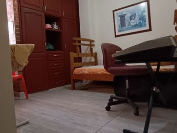 EDIFICIO DE 4 PISOS, 3 Locales, 5 Apartamentos, Villa del Sur, Lote 240M2, Construida 784M2