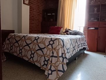 EDIFICIO DE 4 PISOS, 3 Locales, 5 Apartamentos, Villa del Sur, Lote 240M2, Construida 784M2
