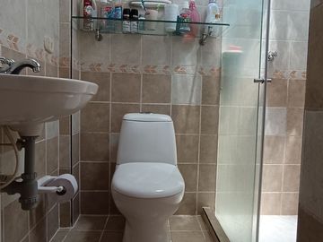 EDIFICIO DE 4 PISOS, 3 Locales, 5 Apartamentos, Villa del Sur, Lote 240M2, Construida 784M2