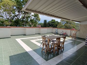 EDIFICIO DE 4 PISOS, 3 Locales, 5 Apartamentos, Villa del Sur, Lote 240M2, Construida 784M2