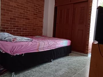 EDIFICIO DE 4 PISOS, 3 Locales, 5 Apartamentos, Villa del Sur, Lote 240M2, Construida 784M2