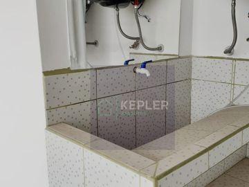 Se alquila habitación con baño privado y amoblada. San Bartolo.