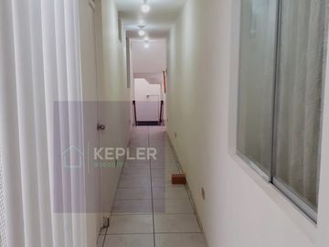 Se alquila habitación con baño privado y amoblada. San Bartolo.